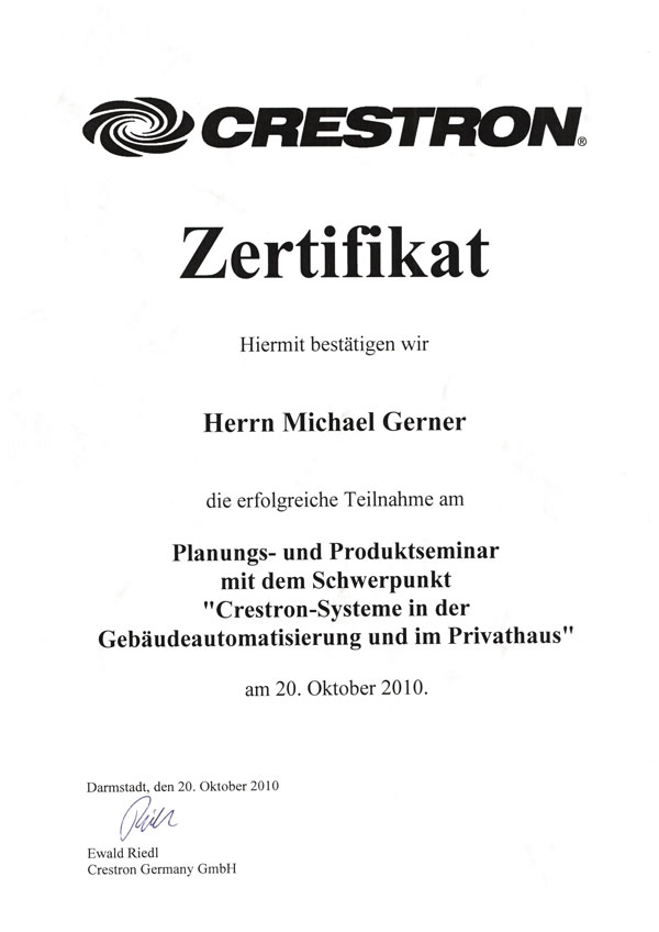Ein Zertifikat in deutscher Sprache, das Michael Gerner für den Abschluss eines Seminars über Crestron-Systeme in der Gebäudeautomation und im privaten Wohnbereich mit Schwerpunkt auf Elektro- und Informationstechnik ausgestellt wurde, datiert vom 20. Oktober 2010, versehen mit Unterschriften und dem Crestron-Logo.